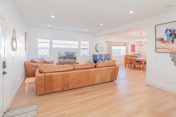 Smart TV, fireplace, stereo