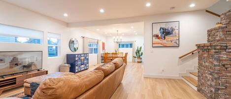 Smart-tv, een open haard en een stereo