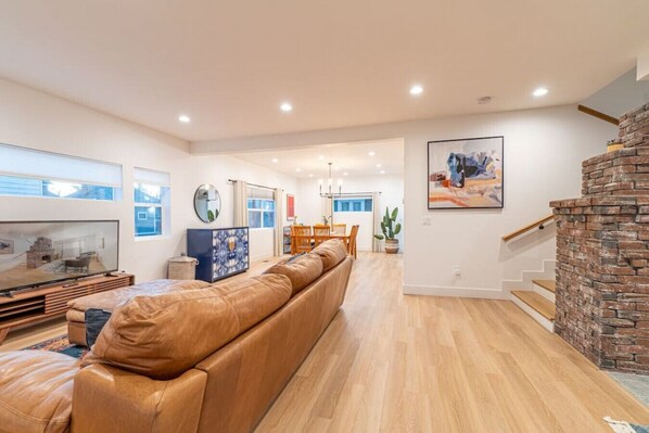 Smart TV, fireplace, stereo