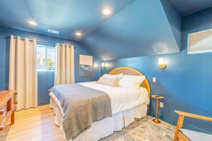 4 bedrooms, desk, iron/ironing board, travel crib