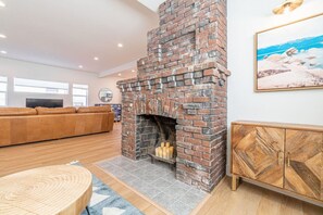 Smart TV, fireplace, stereo