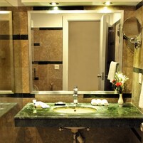 华丽客房 | 浴室 | 旋水按摩花洒、免费洗浴用品、吹风机