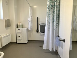 Shower, towels - The Coorie -  an apartment that sleeps 5 guests  in 2 bedrooms (Glentrool, Newton Stewart)