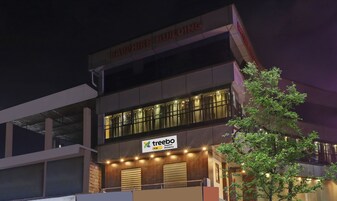 Un edificio con un letrero que dice 'Sapphire Building' y 'treebo trip Sapphire Residency'.