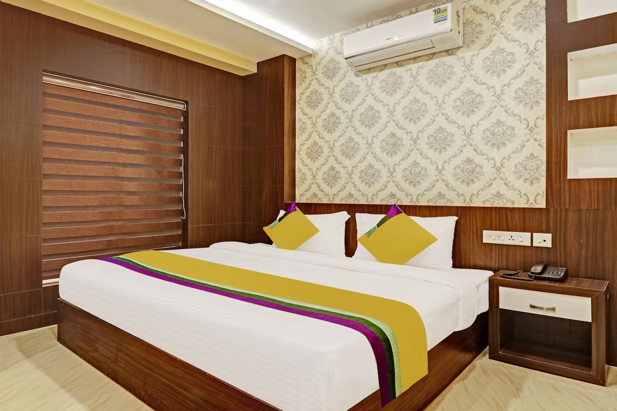 Deluxe Room | Desk, iron/ironing board, bed sheets
