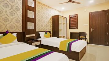 مكتب ومكواة/لوح كي وملاءات أسرّة