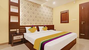 مكتب ومكواة/لوح كي وملاءات أسرّة