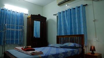 3 bedrooms, desk, WiFi