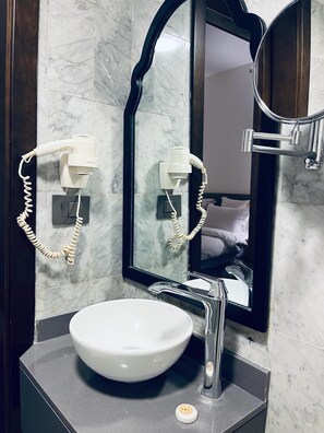 Articles de toilette gratuits, sèche-cheveux, bidet, serviettes fournies