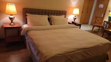 Ropa de cama de alta calidad, minibar, escritorio