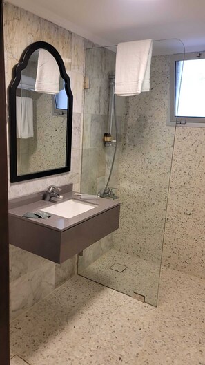 Deluxe Double or Twin Room | Bathroom | Free toiletries, hair dryer, bidet, towels - Hotel Napoleon Beirut (Beirut)