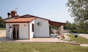 A small building with a tiled roof, a door, and an air conditioning unit. - Holiday home mit Klimaanlage und Pool (Rovinjsko Selo)