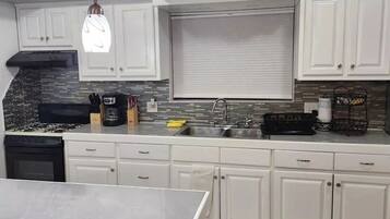 Kjøleskap, mikrobølgeovn, ovn og kokeplater