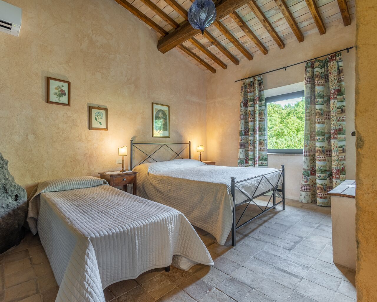6 slaapkamers, een strijkplank/strijkijzer, wifi, beddengoed
