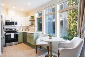Fridge, microwave, oven, stovetop - ★Modern & Bright in the ❤ of Belltown ~ ♛Queen Bed (Seattle)