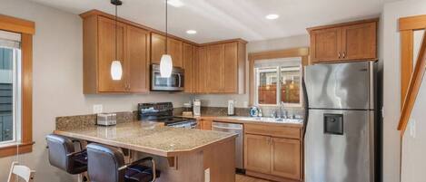 Een koelkast, een magnetron, een oven, een kookplaat