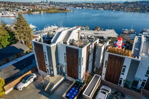 Exterior - Stunning Queen Anne Hill Haven: Rooftop Lake Views! (Seattle)