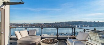 Stunning Queen Anne Hill Haven: Rooftop Lake Views!