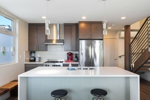 冰箱、微波炉、烤箱、炉灶