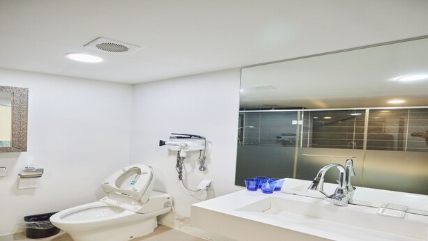 A modern bathroom with a toilet, bidet, and sink. - Crest72 Hotel (Gapyeong)