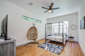 6 chambres, bureau, fer et planche à repasser, lit de bébé portatif