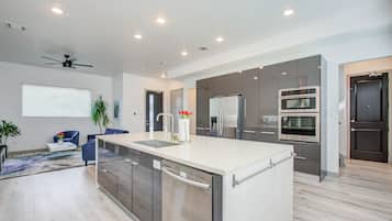 Refrigerador, microondas, horno y parrilla de estufa