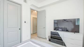 6 habitaciones, escritorio y tabla de planchar con plancha