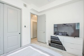 6 habitaciones, escritorio y tabla de planchar con plancha 