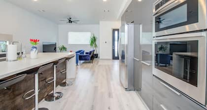 Modern 6 Bedroom Smart Home Near Downtown Houston, 75" TV, Duplex with Games