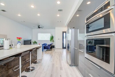 Modern 6 Bedroom Smart Home Near Downtown Houston, 75" TV, Duplex with Games
