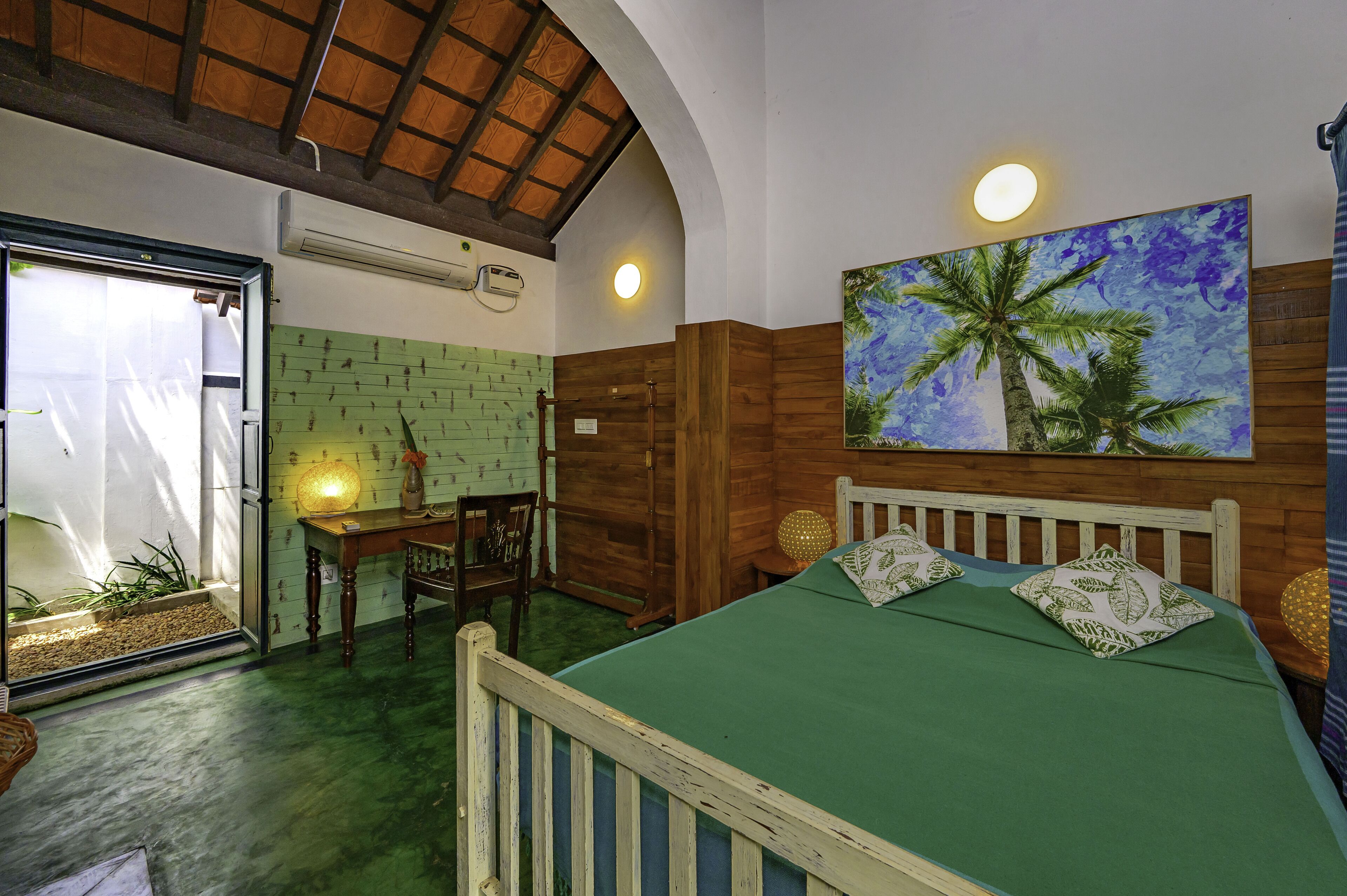 Una habitación con una cama, una mesa y una silla. Hay una ventana que da al exterior.