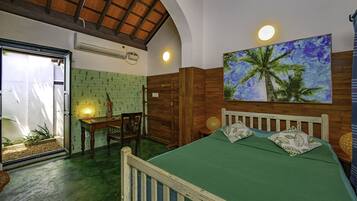 Una habitación con una cama, una mesa y una silla. Hay una ventana que da al exterior.