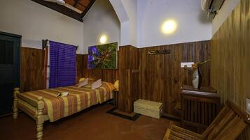 Un dormitorio con cama, paredes de madera, ventilador de techo y mesita de noche.