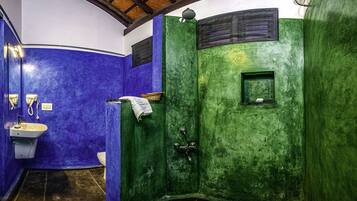 Deluxe Double Room | Bathroom | Shower, rainfall showerhead, free toiletries, slippers