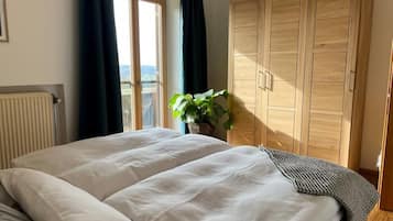 3 slaapkamers, een strijkplank/strijkijzer, reisbedje, gratis wifi