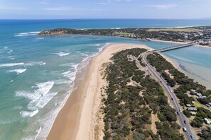 Beach nearby, sun loungers - Relaxing getaway for the family - 25 meters from the river edge (Ocean Grove)