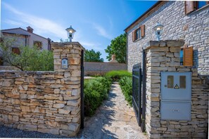 Property grounds - Villa Wish with heated pool (Cabrunici)