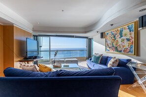 Living area - Luxury Villa. Direct Beach Access. self check-in. (Cape Town)