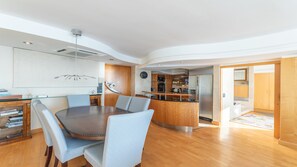 Dining - Luxury Villa. Direct Beach Access. self check-in. (Cape Town)