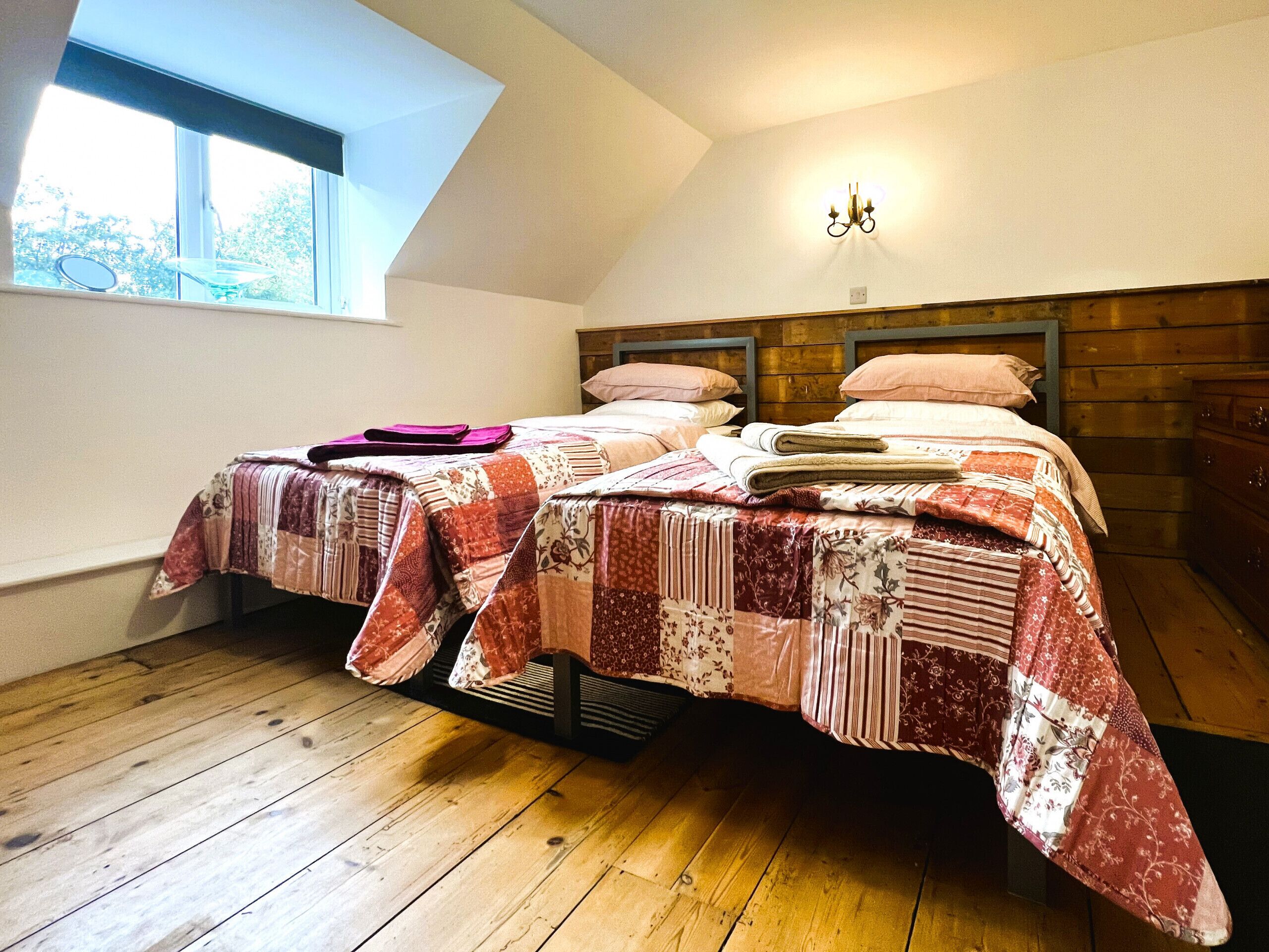 3 habitaciones, tabla de planchar con plancha y cuna de viaje 