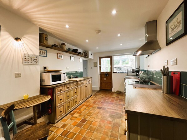 Jääkaappi, mikroaaltouuni, uuni, astianpesukone