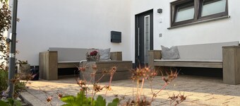 Quiet, beautiful, modern and nicely furnished apartment with private access