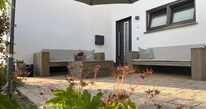 Quiet, beautiful, modern and nicely furnished apartment with private access