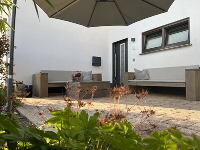 Quiet, beautiful, modern and nicely furnished apartment with private access