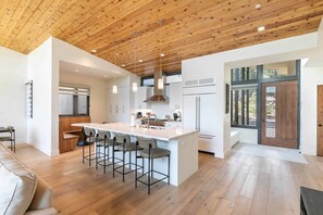 Microondas, horno, placa de cocina y lavavajillas