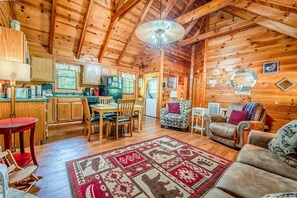 小屋, 多張床, 熱水浴缸 | 起居區 | 40-吋電視、有線頻道、壁爐