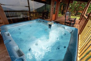 Cabaña, varias camas, hidromasaje, vista a la montaña | Terraza o patio