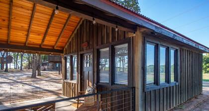 The Bobwhite Cabin 15min to Magnolia Baylor