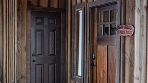 Unclassified image, 2 of 30, button - Painted Bunting Cabin 15 MIN to Magnolia Baylor (Elm Mott)