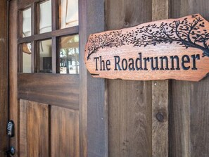 Room - The Roadrunner Cabin 15min to Magnolia Baylor (Elm Mott)
